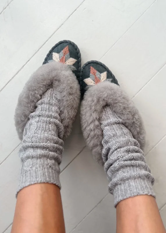 Women's Knitted Cable Pattern Slippers with a Non - Slip Sole in Cream for Indoor Comfort Women's Sheepskin Slippers – Aphrodite Dark Women's Knitted Cable Pattern Slippers with a Non - Slip Sole in Cream for Indoor Comfort Women's Sheepskin Slippers – Aphrodite Dark
