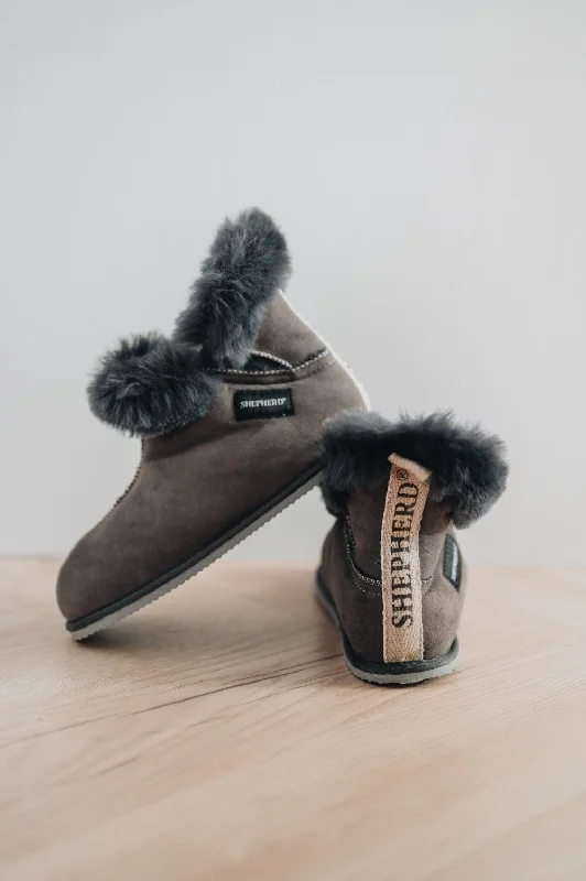 Women's Backless Slippers with a Furry Trim in Light Pink for a Cute and Casual Look BELLA Shepherd Womens Sheepskin Slippers with Sole Women's Backless Slippers with a Furry Trim in Light Pink for a Cute and Casual Look BELLA Shepherd Womens Sheepskin Slippers with Sole