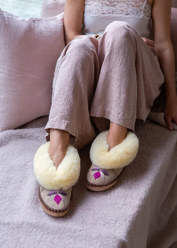 Women's Shearling Lined Slippers with a Fleece Upper in Tan for Ultimate Warmth Women's Sheepskin Slippers – Rhubarb Women's Shearling Lined Slippers with a Fleece Upper in Tan for Ultimate Warmth Women's Sheepskin Slippers – Rhubarb