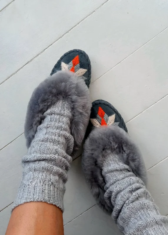 Women's Knitted Cable Pattern Slippers with a Non - Slip Sole in Cream for Indoor Comfort Women's Sheepskin Slippers – Aperol Dark Women's Knitted Cable Pattern Slippers with a Non - Slip Sole in Cream for Indoor Comfort Women's Sheepskin Slippers – Aperol Dark